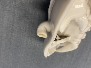 Une paire de compte-gouttes en forme de crabe en porcelaine blanc de Chine de Dehua, Kangxi